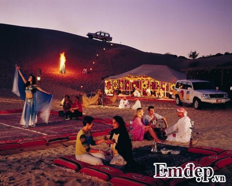 Hồ Quang Hiếu choáng ngợp với món bánh dát vàng ở Dubai - Ảnh 5 Ho Quang Hieu choang ngop voi mon banh dat vang o Dubai - Anh 5