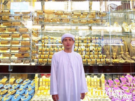 Hồ Quang Hiếu choáng ngợp với món bánh dát vàng ở Dubai - Ảnh 4 Ho Quang Hieu choang ngop voi mon banh dat vang o Dubai - Anh 4