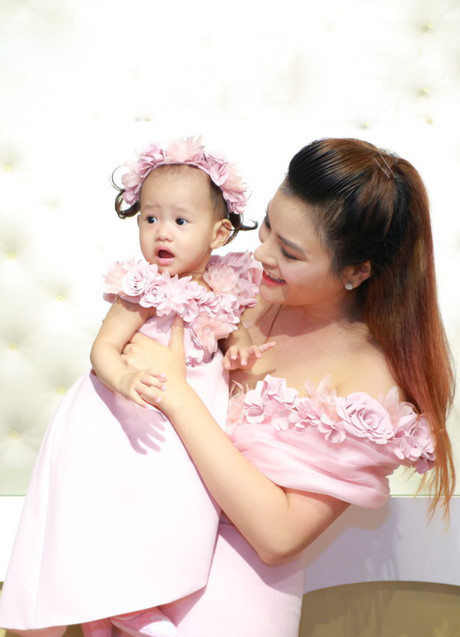 Vợ chồng Vũ Thu Phương lần đầu lộ diện cùng hai công chúa - Ảnh 3 Vo chong Vu Thu Phuong lan dau lo dien cung hai cong chua - Anh 3