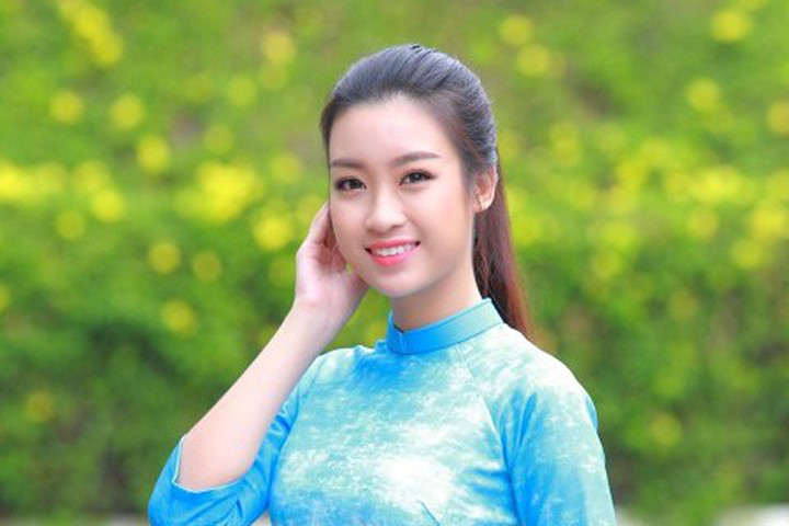 Hoa hậu Mỹ Linh mặc áo dài nhảy flashmob ở Hồ Gươm