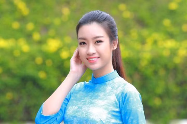 Hoa hậu Mỹ Linh mặc áo dài nhảy flashmob ở Hồ Gươm