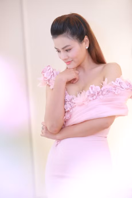 Vo chong Vu Thu Phuong lan dau lo dien cung hai cong chua - Anh 7