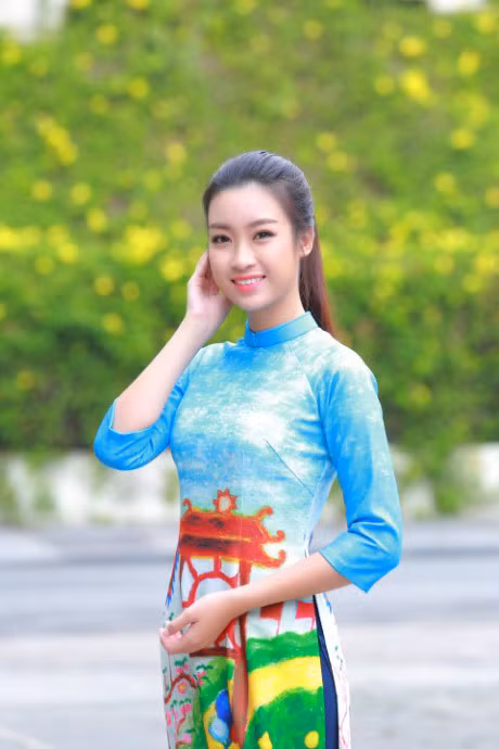 Hoa hau My Linh mac ao dai nhay flashmob o Ho Guom - Anh 1