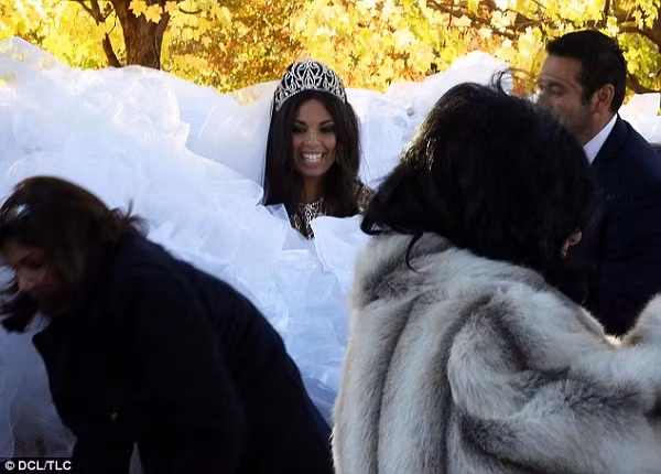 Chiếc váy cưới nặng 50kg được làm từ 365 mét vải