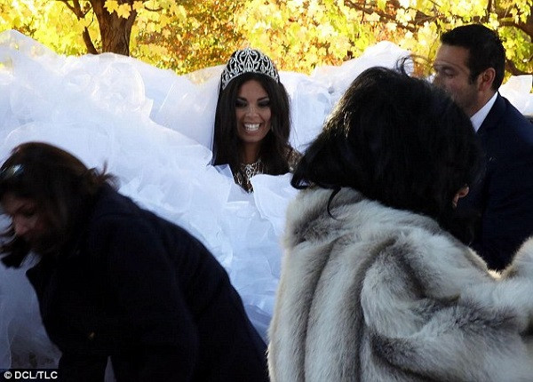 Chiếc váy cưới nặng 50kg, được làm từ 365 mét vải ảnh 3 Chiếc váy cưới nặng 50kg được làm từ 365 mét vải