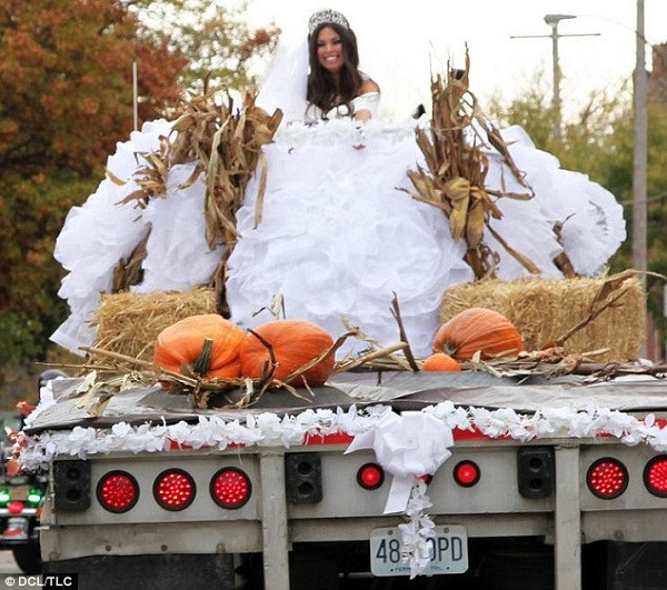 Chiếc váy cưới nặng 50kg, được làm từ 365 mét vải ảnh 1 Chiếc váy cưới nặng 50kg được làm từ 365 mét vải