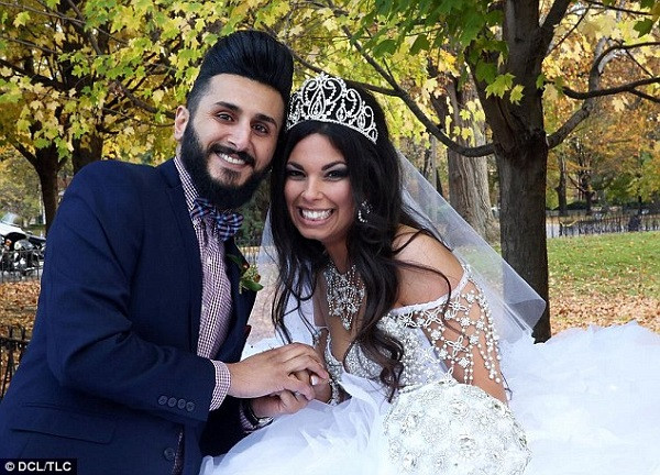 Chiếc váy cưới nặng 50kg, được làm từ 365 mét vải ảnh 2 Chiếc váy cưới nặng 50kg được làm từ 365 mét vải