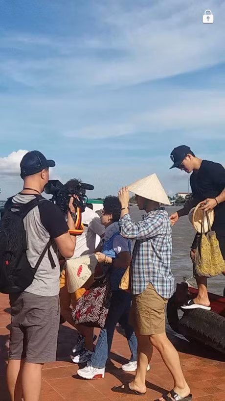 Kim Jong Kook doi non la, cuc than thien khi selfie cung fan Viet - Anh 2