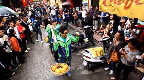 Kim Jong Kook doi non la, cuc than thien khi selfie cung fan Viet - Anh 19