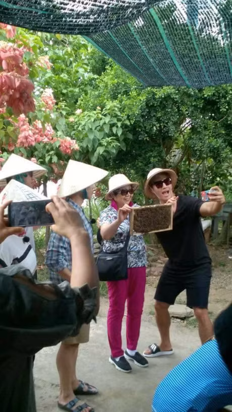 Kim Jong Kook doi non la, cuc than thien khi selfie cung fan Viet - Anh 7