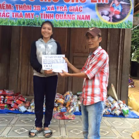 Hanh trinh thien nguyen cua chang trai pho Hoi - Anh 2