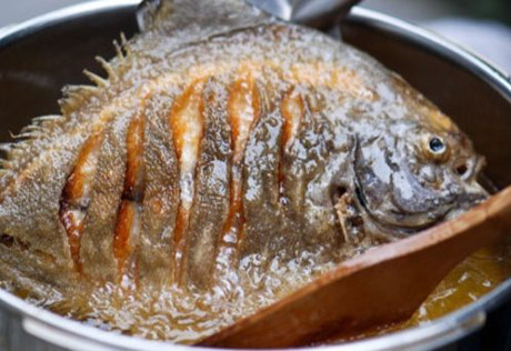 Bật mí quyệt chiêu rán cá không bị bắn dầu mỡ và luôn sát chảo - Ảnh 3 Bat mi quyet chieu ran ca khong bi ban dau mo va luon sat chao - Anh 3