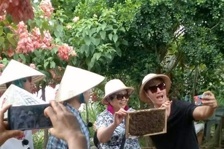 Kim Jong Kook đội nón lá, cực thân thiện khi selfie cùng fan Việt