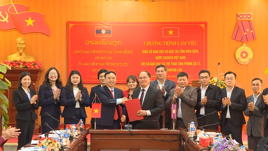 Đại diện lãnh đạo Sở GD&ĐT tỉnh Điện Biên và Sở Giáo dục & Thể thao Phong Sa Lỳ (Lào) ký kết biên bản hợp tác.