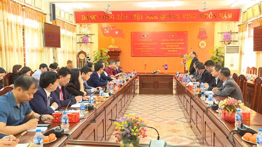 Quang cảnh buổi làm việc.