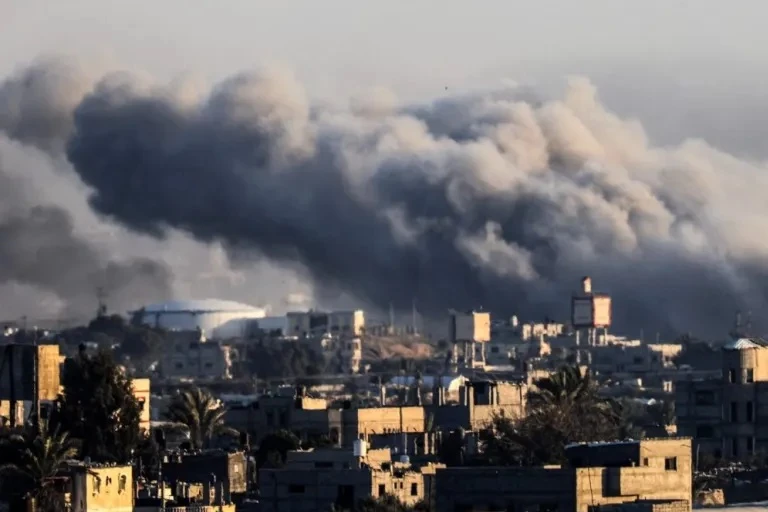 Khói bốc lên trong cuộc oanh tạc của Israel ở Khan Yunis [AFP]