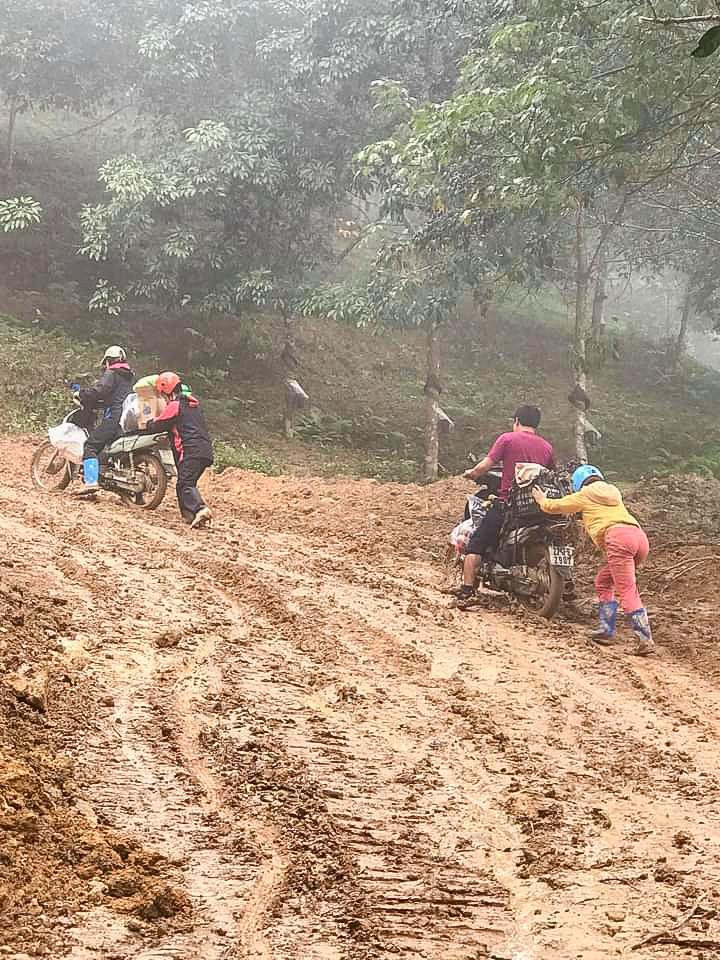 Nhiều điểm trường nằm cách xa trung tâm hàng chục km, giao thông đi lại hết sức khó khăn. Nhiều điểm trường nằm cách xa trung tâm hàng chục km, giao thông đi lại hết sức khó khăn.