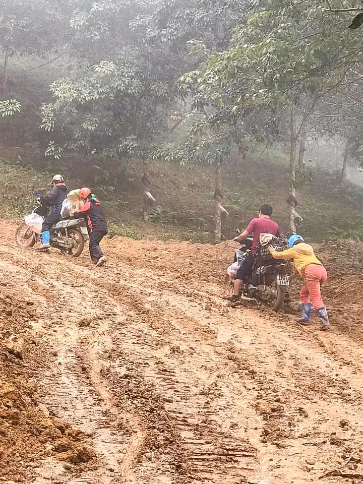 Nhiều điểm trường nằm cách xa trung tâm hàng chục km, giao thông đi lại hết sức khó khăn.