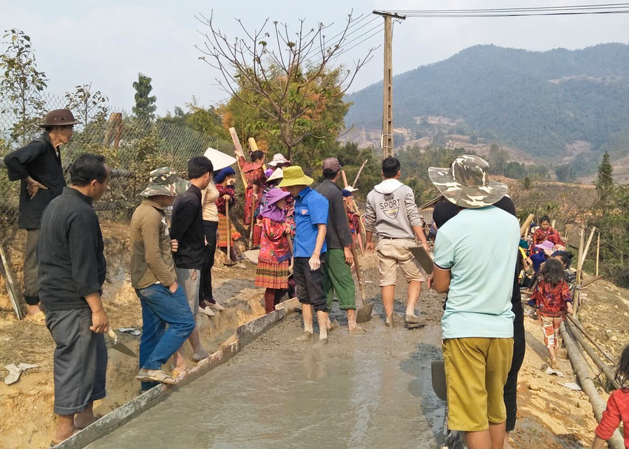 Huy động sức dân làm đường giao thông nông thôn tại huyện Tủa Chùa.