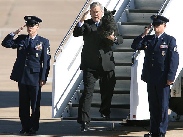 Cựu tổng thống Mỹ Bush cùng với chú chó Barney bước xuống từ chiếc máy bay Air Force One năm 2006 tại Texas. Cựu tổng thống Mỹ Bush cùng với chú chó Barney bước xuống từ chiếc máy bay Air Force One năm 2006 tại Texas.