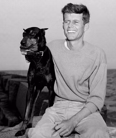 Tổng thống tương lai thứ 35 của nước Mỹ John F.Kennedy thư giãn với chú chó Mo của mình ở cảng Hyannis, Mỹ.