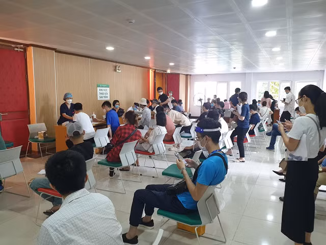 Người dân quá tải chờ tiêm tại A11