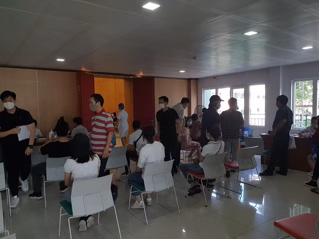 Hà Nội: Người xếp hàng chờ tiêm vắc xin trong ngày giãn cách ảnh 1