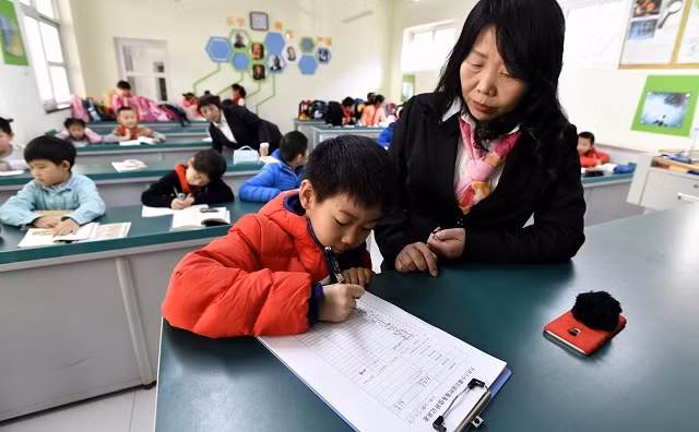 Cô và trò tại một trường tiểu học ở Bắc Kinh, Trung Quốc
