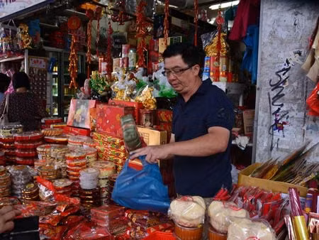 Bánh chưng - mặt hàng bán rất chạy tại chợ Việt. (Ảnh: Đỗ Vân/Vietnam+)