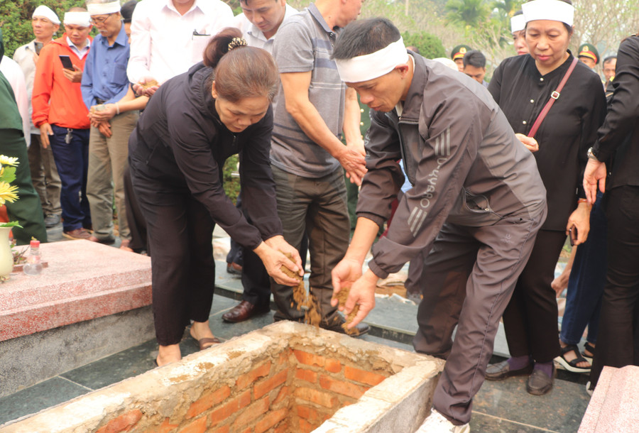 Thân nhân cùng tham gia an táng hài cốt các liệt sĩ. Thân nhân cùng tham gia an táng hài cốt các liệt sĩ.