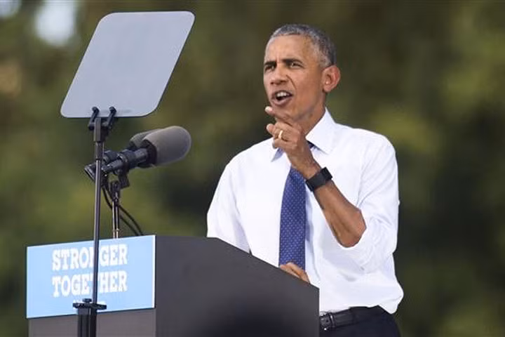 Bà Clinton ốm, ông Obama thay mặt vận động tranh cử