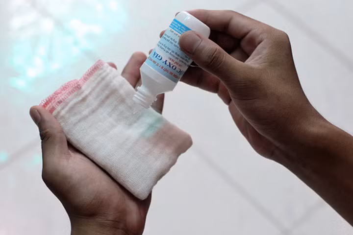 Cồn, ôxy già: Mua dễ, dùng không dễ
