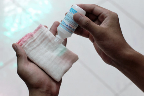 Cồn, ôxy già: Mua dễ, dùng không dễ - Ảnh 1 Con, oxy gia: Mua de, dung khong de - Anh 1