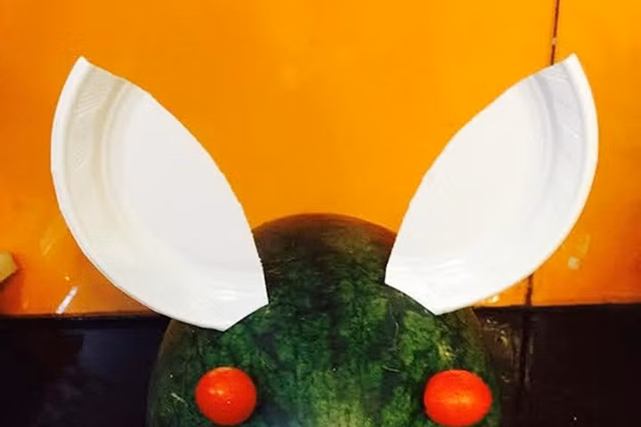 Mẹ khéo tay tỉa hoa quả ngộ nghĩnh cho con vui Trung thu