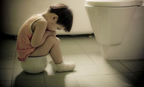 Trẻ nhịn đại tiện: Không chỉ có nhiễm độc mà còn nhiều hậu quả khủng khiếp hơn thế - Ảnh 1 Tre nhin dai tien: Khong chi co nhiem doc ma con nhieu hau qua khung khiep hon the - Anh 1