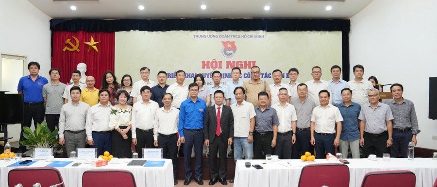 Các đại biểu và cán bộ báo Tiền Phong chụp ảnh lưu niệm cùng tân Tổng biên tập Phùng Công Sưởng. Các đại biểu và cán bộ báo Tiền Phong chụp ảnh lưu niệm cùng tân Tổng biên tập Phùng Công Sưởng.