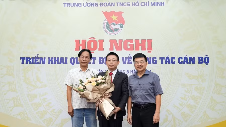 Ban biên tập báo Tiền Phong tặng hoa chúc mừng Tổng biên tập Phùng Công Sưởng