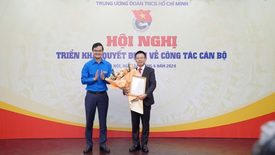 Anh Bùi Quang Huy - Ủy viên dự khuyết BCH Trung ương Đảng, Bí thư thứ nhất TƯ Đoàn trao quyết định và tặng hoa tân Tổng biên tập báo Tiền Phong Phùng Công Sưởng