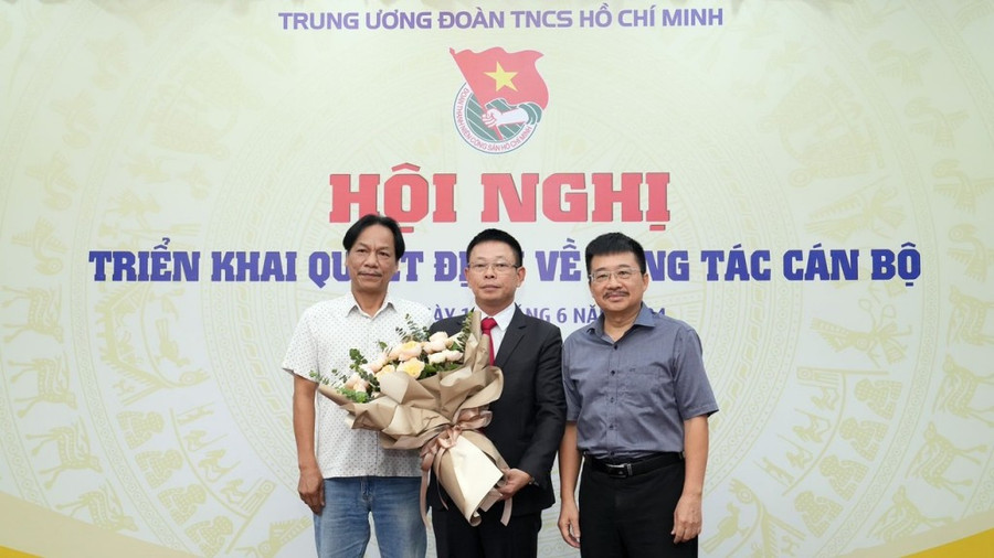 Ban biên tập báo Tiền Phong tặng hoa chúc mừng Tổng biên tập Phùng Công Sưởng Ban biên tập báo Tiền Phong tặng hoa chúc mừng Tổng biên tập Phùng Công Sưởng