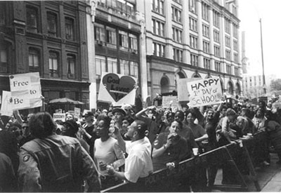 Cuộc biểu tình ủng hộ nhà trường đã thu hút đông đảo người tham gia. Cuộc biểu tình ủng hộ nhà trường đã thu hút đông đảo người tham gia.