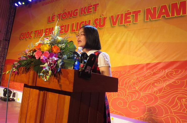 Em Ngô Thị Phương Linh - HS trường THPT Chuyên Hạ Long (Quảng Ninh) - phát biểu cảm nghĩ tại Lễ tổng kết.
