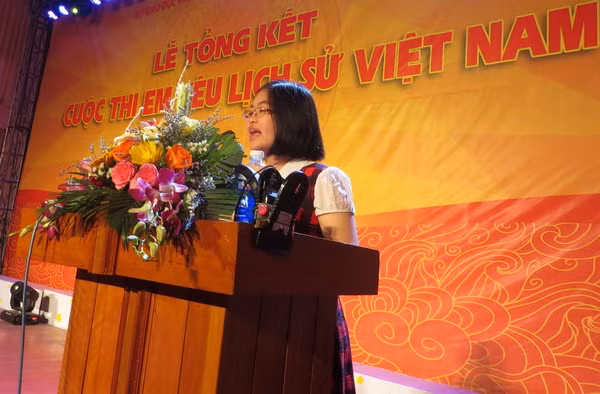 Em Ngô Thị Phương Linh - HS trường THPT Chuyên Hạ Long (Quảng Ninh) - phát biểu cảm nghĩ tại Lễ tổng kết.