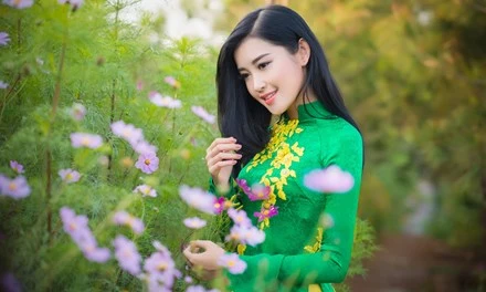 Á hậu Huyền My hóa "nàng Xuân" xinh đẹp giữa hoa cỏ