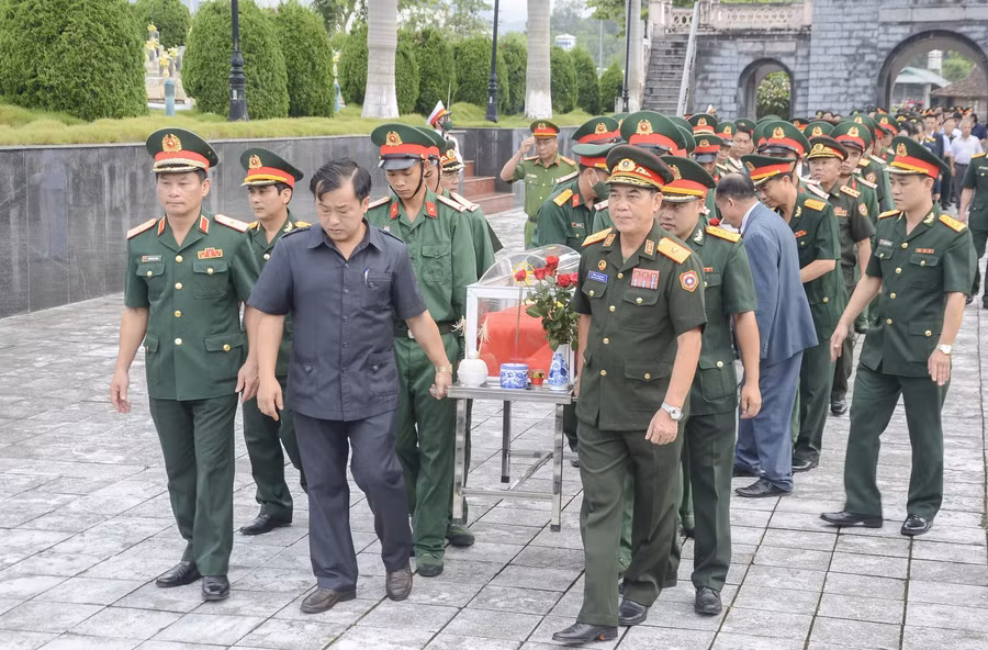 Hài cốt các liệt sĩ được đưa về an táng tại Nghĩa trang Tông Khao, huyện Điện Biên, tỉnh Điện Biên.