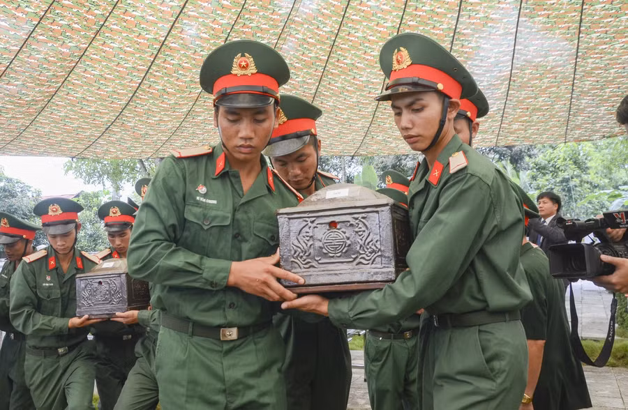Điện Biên truy điệu, an táng 6 hài cốt liệt sĩ quân tình nguyện Việt Nam hy sinh tại Lào.