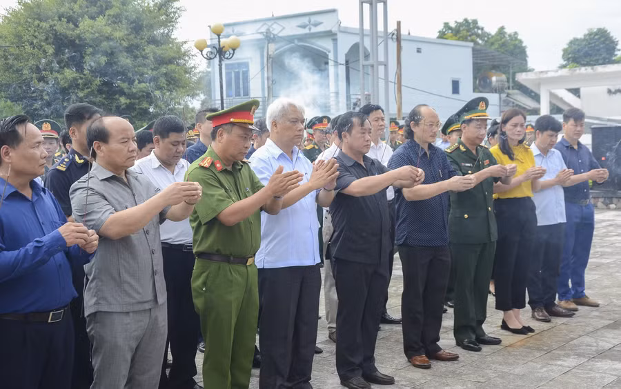Đại diện lãnh đạo, cán bộ và nhân dân tỉnh Điện Biên dâng hương các liệt sĩ.