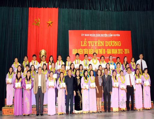 Có 40 giáo viên tiêu biểu được tuyên dương tại buổi lễ.