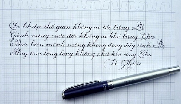 Nhiều học sinh xin chữ thầy để về treo ở nhà làm mẫu. Nhiều học sinh xin chữ thầy để về treo ở nhà làm mẫu.