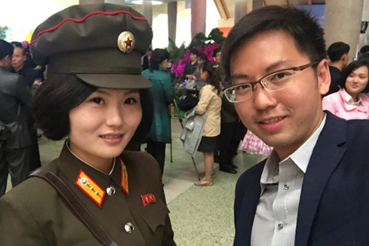 Bức ảnh selfie của Koh và nữ binh sĩ Triều Tiên. 