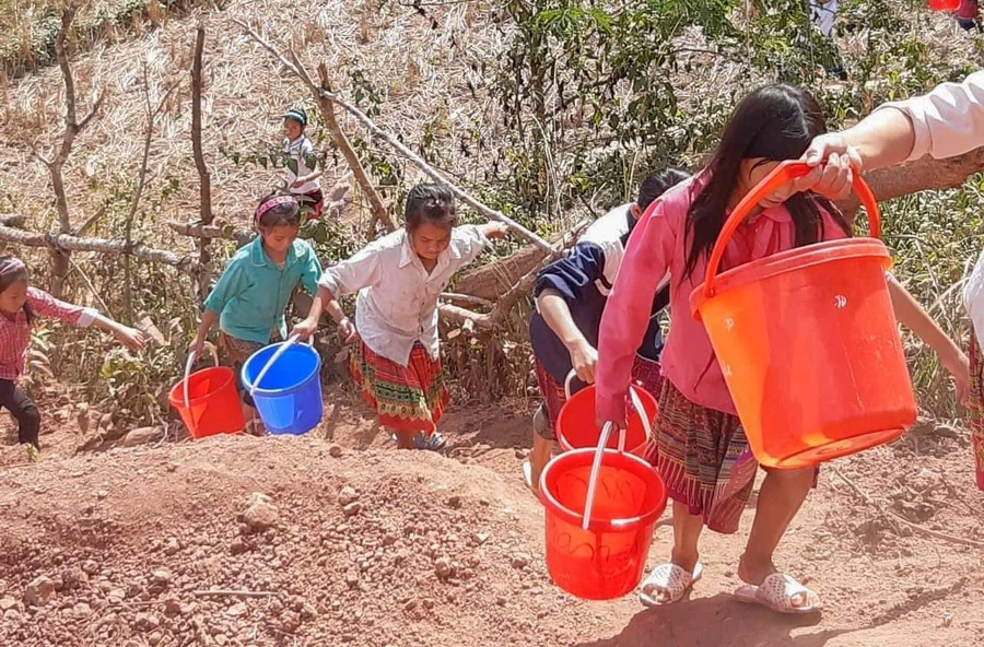 Thiếu nước sạch khiến nhiều học sinh nội trú tại Nậm Pồ gặp khó khăn.